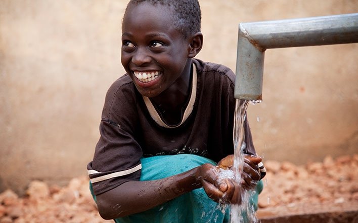 Enfants d'Afrique ayant accès à l'eau potable grâce à l'engagement solidaire d'IPTV Sénégal